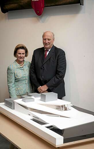 KUNSTGLAD: Dronning Sonja er kunstintressert, og setter stor pris på at modeller av Operahuset i Oslo og Geopark i Stavanger nå kan ses i New York. KUNSTGLAD: Dronning Sonja er kunstintressert, og setter stor pris på at modeller av Operahuset i Oslo og Geopark i Stavanger nå kan ses i New York.