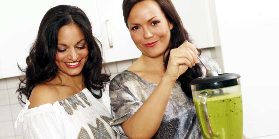 SPIS DEG UNG: Med supermat blir både kroppen og huden din glad. Her ser du Trine Berge og Sara Chacko i full gang med å lage supersunn smoothie. SPIS DEG UNG: Med supermat blir både kroppen og huden din glad. Her ser du Trine Berge og Sara Chacko i full gang med å lage supersunn smoothie.