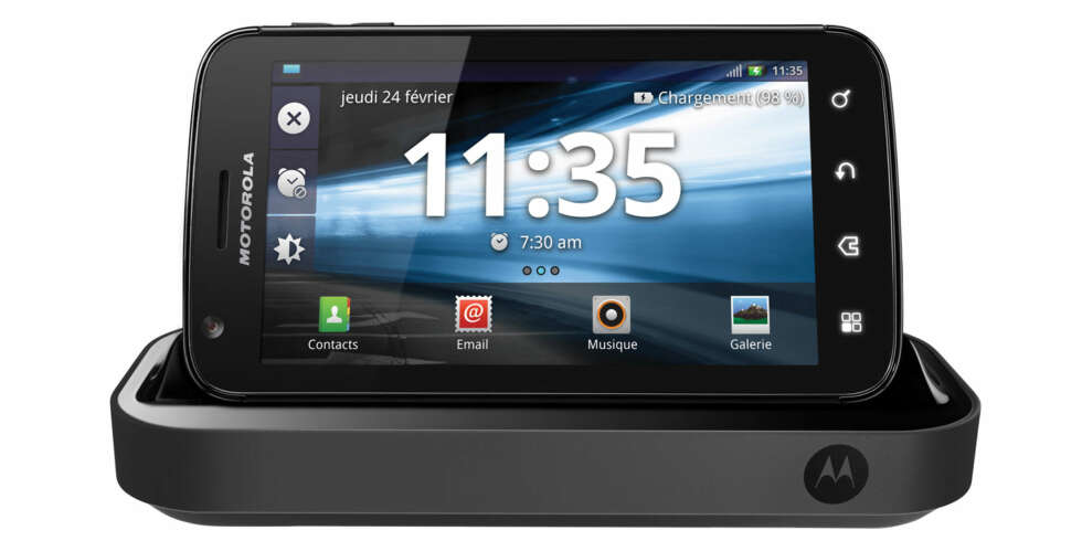 MER ENN MOBIL: Motorola Atrix er ikke bare en smarttelefon. Den fungerer også som en liten PC du kan koble mus, tastatur og skjerm til. MER ENN MOBIL: Motorola Atrix er ikke bare en smarttelefon. Den fungerer også som en liten PC du kan koble mus, tastatur og skjerm til.
