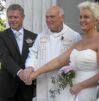 Monica og Roger poserer sammen med presten, Per Inge Eide, på kirketrappen etter vielsen i 2009. (Foto: Siw Wollstadmo) Monica og Roger poserer sammen med presten, Per Inge Eide, på kirketrappen etter vielsen i 2009. (Foto: Siw Wollstadmo)