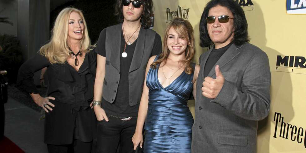 KISS-stjernen Gene Simmons med datteren Sophie, sønnen Nick og kona Shannon. KISS-stjernen Gene Simmons med datteren Sophie, sønnen Nick og kona Shannon.