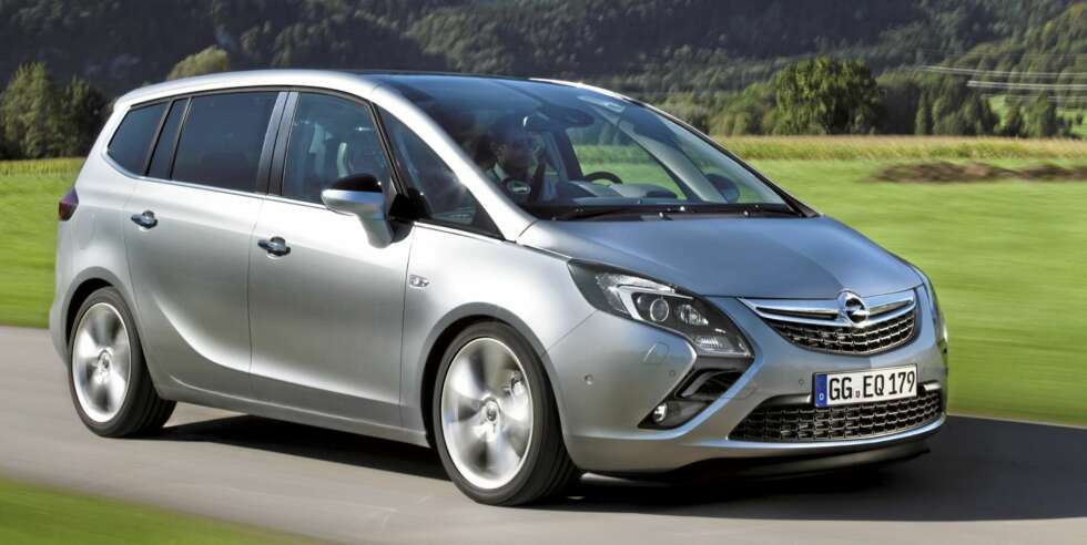 MER STIL: Opel har gitt den nye Zafira et langt mer sportslig ytre enn den gamle. Bilen er bredere (193 cm) og lengre (466 cm) enn mange konkurrenter. FOTO: Opel MER STIL: Opel har gitt den nye Zafira et langt mer sportslig ytre enn den gamle. Bilen er bredere (193 cm) og lengre (466 cm) enn mange konkurrenter. FOTO: Opel