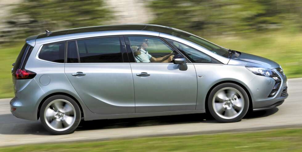 OPEL-TOGET: designerne vil at du skal tenke på et tog à la flytoget til Gardermoen når du ser Zafira fra siden. FOTO: Opel OPEL-TOGET: designerne vil at du skal tenke på et tog à la flytoget til Gardermoen når du ser Zafira fra siden. FOTO: Opel