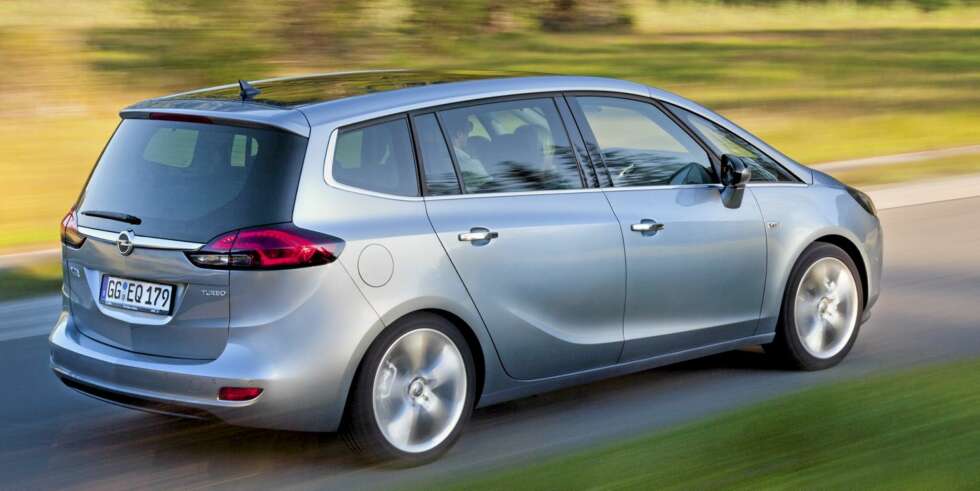 RETT HEKK: For å sikre mest mulig plass er hekken temmelig loddrett. Som femseter rommer bagasjerommet i Opel Zafira 710 liter. FOTO: Opel RETT HEKK: For å sikre mest mulig plass er hekken temmelig loddrett. Som femseter rommer bagasjerommet i Opel Zafira 710 liter. FOTO: Opel