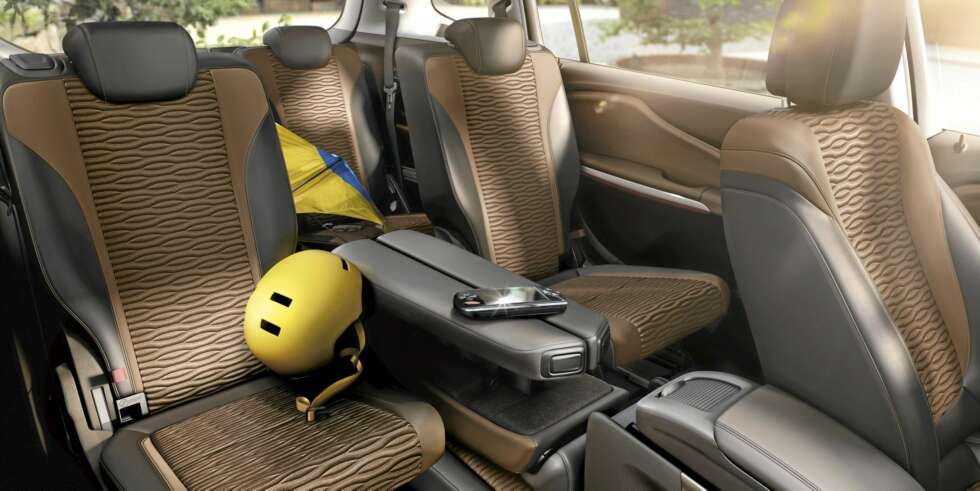 GOD PLASS: Lounge Seating-løsningen gir svært gode plassforhold for to i den andre seteraden. FOTO: Opel GOD PLASS: Lounge Seating-løsningen gir svært gode plassforhold for to i den andre seteraden. FOTO: Opel