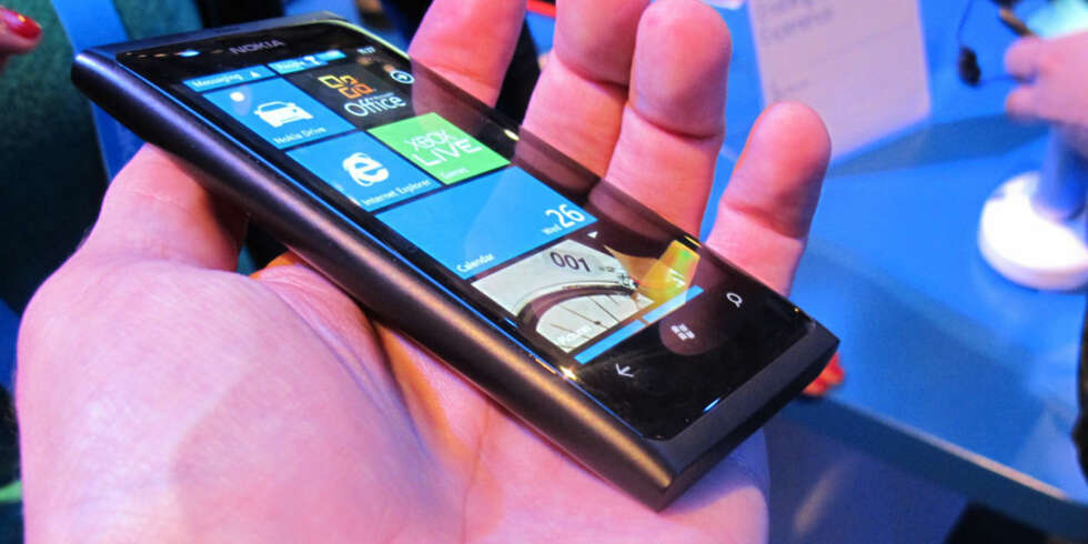 GJENBRUK: Nokia Lumia 800 har nesten nøyaktig samme design som Nokia N9. GJENBRUK: Nokia Lumia 800 har nesten nøyaktig samme design som Nokia N9.