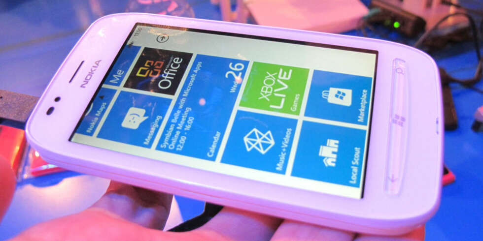 BILLIGERE: Lumia 710 koster mindre enn Lumia 800, noe som merkes i byggekvaliteten. Den føles rett og slett billigere. BILLIGERE: Lumia 710 koster mindre enn Lumia 800, noe som merkes i byggekvaliteten. Den føles rett og slett billigere.