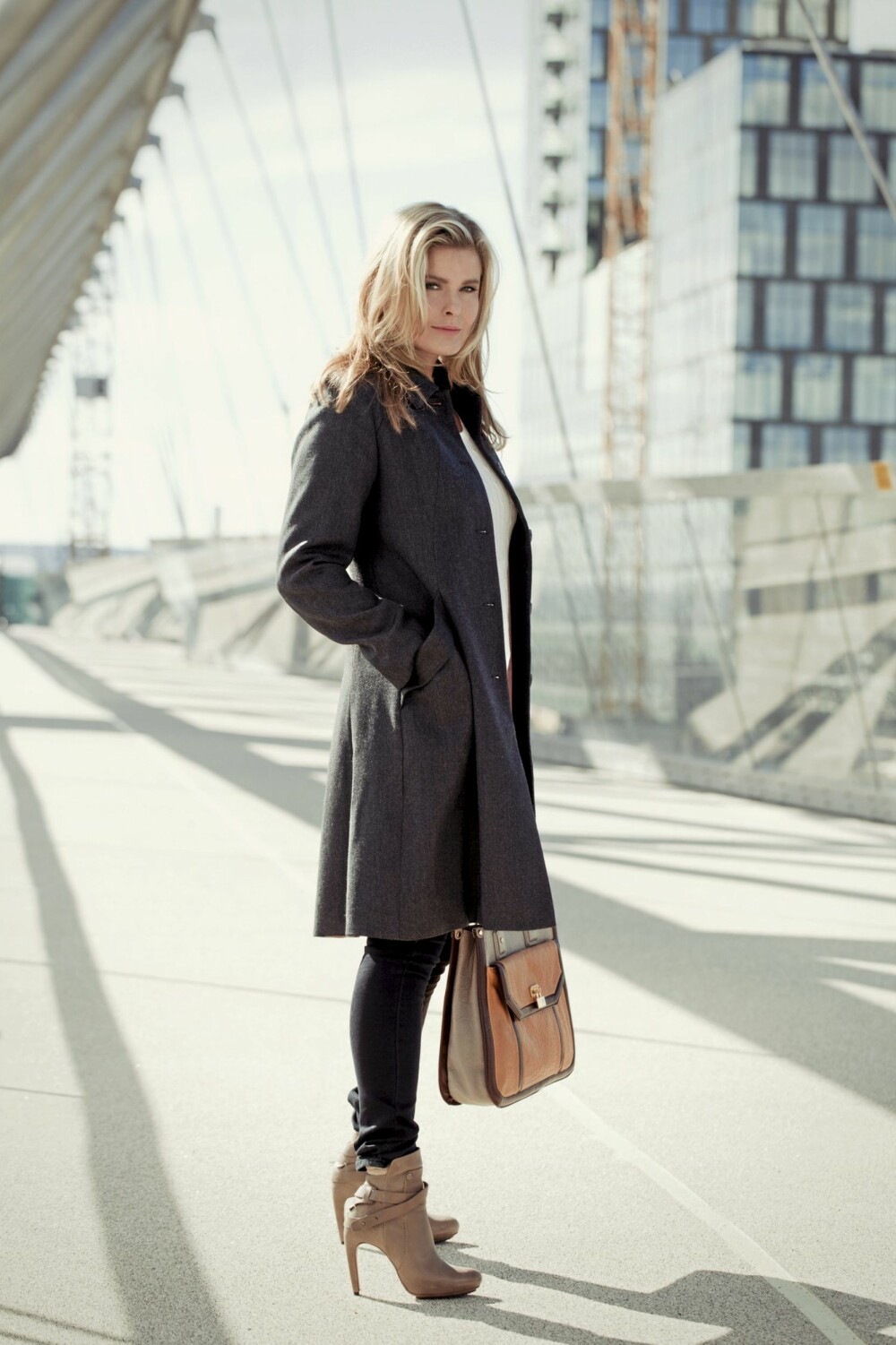 VENDELA: Genser fra Lindex, kr 299.
Kåpe fra Peter Løchstøer, kr 5900.
Jeans fra Samsøe Samsøe, kr 900.
Veske fra Tory Burch/Høyer Eger, kr 5699.
Skoletter fra Rützou, kr 2199 VENDELA: Genser fra Lindex, kr 299.
Kåpe fra Peter Løchstøer, kr 5900.
Jeans fra Samsøe Samsøe, kr 900.
Veske fra Tory Burch/Høyer Eger, kr 5699.
Skoletter fra Rützou, kr 2199