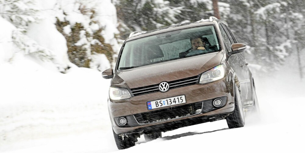 FAMILIEFJES: VWs sjefdesigner har som mål at alle ved første blikk skal gjenkjenne en VW-modell på fronten. Tourans rette sidevegger gir litt kantete preg, men også maksimal plass. FOTO: Egil Nordlien, HM Foto FAMILIEFJES: VWs sjefdesigner har som mål at alle ved første blikk skal gjenkjenne en VW-modell på fronten. Tourans rette sidevegger gir litt kantete preg, men også maksimal plass. FOTO: Egil Nordlien, HM Foto