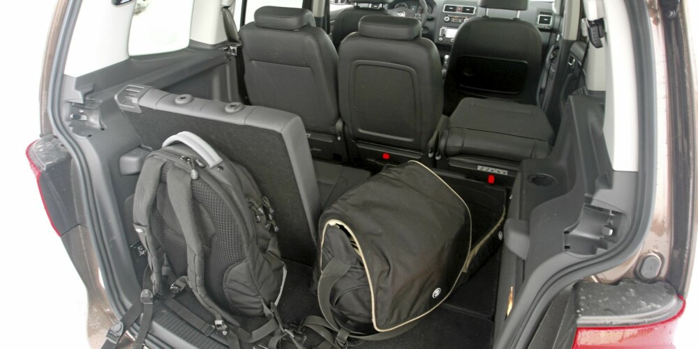 KORT, MEN ROMMELIG: VW Touran er bare 4,4 meter lang, men plassen er utnyttet på imponerende vis. Liker du best å kjøre kompakte biler, er Touran trolig den beste flerbruksbilen for deg. FOTO: Egil Nordlien, HM Foto KORT, MEN ROMMELIG: VW Touran er bare 4,4 meter lang, men plassen er utnyttet på imponerende vis. Liker du best å kjøre kompakte biler, er Touran trolig den beste flerbruksbilen for deg. FOTO: Egil Nordlien, HM Foto