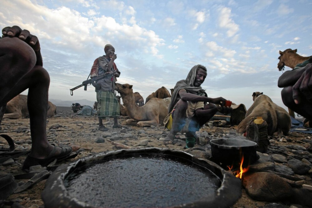 En kopp av denne kaffen holder deg garantert våken ut arbeidsdagen ... eller kanskje ut hele uka? Fra et kaffebål i Danakil-ørkenen i Etiopia. En kopp av denne kaffen holder deg garantert våken ut arbeidsdagen ... eller kanskje ut hele uka? Fra et kaffebål i Danakil-ørkenen i Etiopia.