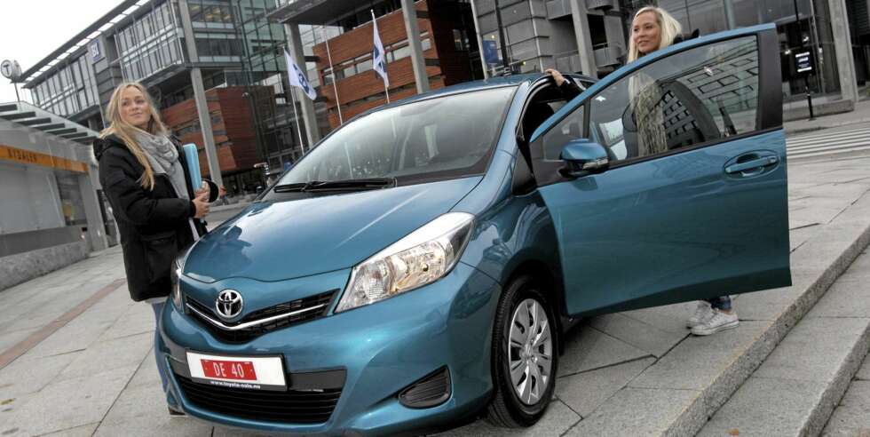 SØT: Cathrine Sannes (21) og Kristina Myrseth Moe (22) synes den nye Yaris-en er søt. - Det er viktig at bilen er liten og snerten, og det er denne bilen, mener BI-studentene. SØT: Cathrine Sannes (21) og Kristina Myrseth Moe (22) synes den nye Yaris-en er søt. - Det er viktig at bilen er liten og snerten, og det er denne bilen, mener BI-studentene.