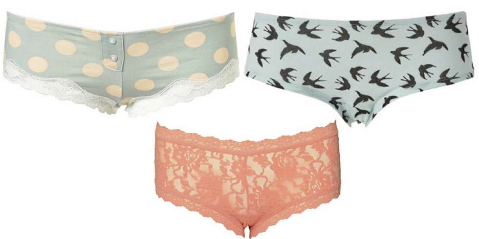 FRA VENSTRE: Topshop Polkadot Placked Ladypant (kr 38), Hanky Panky Boy Shorts (kr 299), Gina Tricot Katie Hipster Bird (kr 39). FRA VENSTRE: Topshop Polkadot Placked Ladypant (kr 38), Hanky Panky Boy Shorts (kr 299), Gina Tricot Katie Hipster Bird (kr 39).