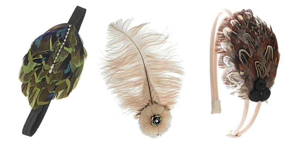 FRA VENSTRE: Hårbånd med påfuglfjær (kr 119), og hårspenne med fjær (kr 95) begge fra Topshop, båyle med brune fjær fra 2adorn (kr 380). FRA VENSTRE: Hårbånd med påfuglfjær (kr 119), og hårspenne med fjær (kr 95) begge fra Topshop, båyle med brune fjær fra 2adorn (kr 380).