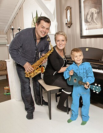 TRUBADURER: - Hos oss står alltid sang og musikk på menyen, ler Maria, Ole-Henrik og sønnen Johannes. TRUBADURER: - Hos oss står alltid sang og musikk på menyen, ler Maria, Ole-Henrik og sønnen Johannes.