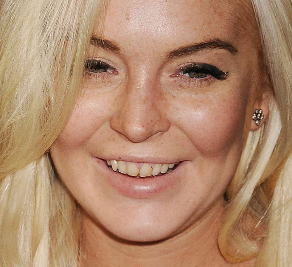 HUFFDA: Lindsay, som ellers har et vinnende smil, skremte vannet av fotografene under en premiere i Los Angeles tidligere denne måneden. HUFFDA: Lindsay, som ellers har et vinnende smil, skremte vannet av fotografene under en premiere i Los Angeles tidligere denne måneden.