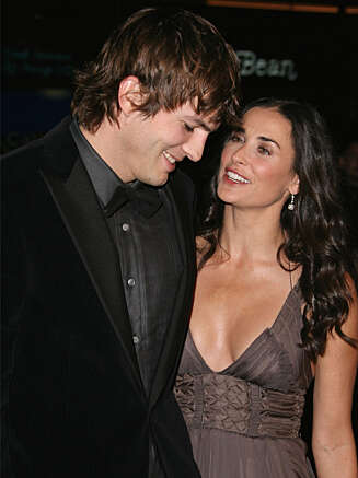 LYKKELIGE: Ashton Kutcher og Demi Moore strålte av lykke da de ble fotografert sammen senhøstes 2006. Fem år etter er katastrofen et faktum. LYKKELIGE: Ashton Kutcher og Demi Moore strålte av lykke da de ble fotografert sammen senhøstes 2006. Fem år etter er katastrofen et faktum.