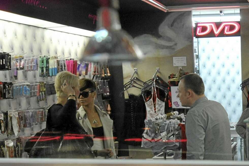 TULL OG TOYS: I april i fjor vakte det en viss oppsikt da Rihanna impulshoppet i sexbutikken Toy's Me. TULL OG TOYS: I april i fjor vakte det en viss oppsikt da Rihanna impulshoppet i sexbutikken Toy's Me.