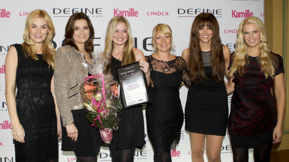 EN GLAD VINNER: Det var Rebecca Løckra fra Sør- Trøndelag som vant Define Hair Awards. Her er hun fint flankert av (fra venstre) blogger og hårmodell Camilla Pihl, redaktør i Kamille Kjersti Mo, vinneren selv, Lise Holm-Glad, som er leder av Define-teamet, artist og hårmodell Marion Ravn, og yoga-instruktør og hårmodell Vibeke Klemetsen. EN GLAD VINNER: Det var Rebecca Løckra fra Sør- Trøndelag som vant Define Hair Awards. Her er hun fint flankert av (fra venstre) blogger og hårmodell Camilla Pihl, redaktør i Kamille Kjersti Mo, vinneren selv, Lise Holm-Glad, som er leder av Define-teamet, artist og hårmodell Marion Ravn, og yoga-instruktør og hårmodell Vibeke Klemetsen.
