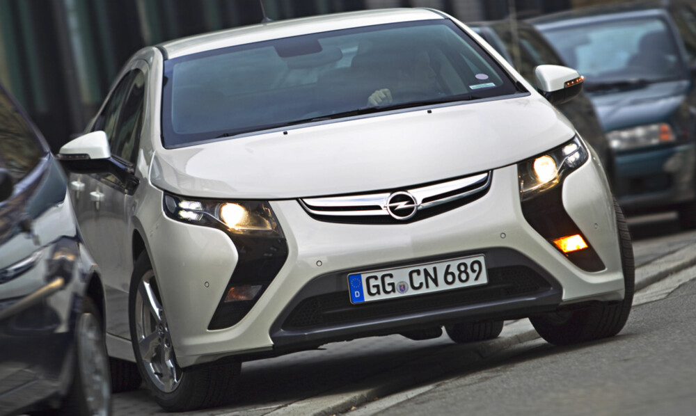 SPENNENDE: Ampera bruker elektrisitet som sin primære kraftkilde. En bensindrevet generator tjener som en sekundær kraftkilde og generer elektrisitet når batteriet er tomt. (Foto: Opel) SPENNENDE: Ampera bruker elektrisitet som sin primære kraftkilde. En bensindrevet generator tjener som en sekundær kraftkilde og generer elektrisitet når batteriet er tomt. (Foto: Opel)