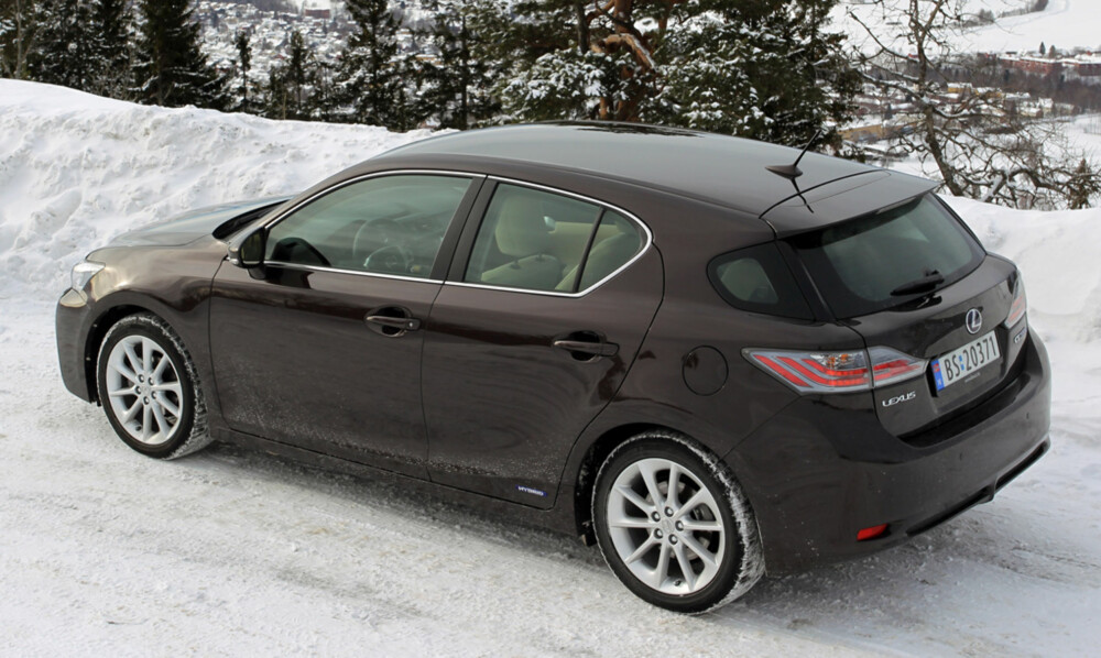 LUKSUS: Lexus CT200h er den mest folkelige av Lexus-modellene, men holder likevel høy standard. Foto: Terje Bjørnsen LUKSUS: Lexus CT200h er den mest folkelige av Lexus-modellene, men holder likevel høy standard. Foto: Terje Bjørnsen