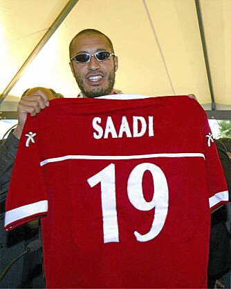 Saadi tror han er fantastisk til å spille fotball. Kun med hjelp fra pappa, med- og motspillere som har livet kjært, klarer han å utrette noe på banen. Saadi tror han er fantastisk til å spille fotball. Kun med hjelp fra pappa, med- og motspillere som har livet kjært, klarer han å utrette noe på banen.