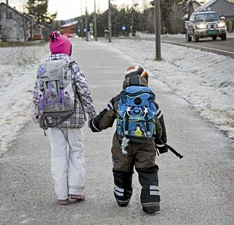 SUNN MOSJON: Å gå til og fra skolen kan utgjøre 40-50 prosent av barnas daglige fysiske aktivitet, målt i minutter. Men er veien trygg nok? SUNN MOSJON: Å gå til og fra skolen kan utgjøre 40-50 prosent av barnas daglige fysiske aktivitet, målt i minutter. Men er veien trygg nok?