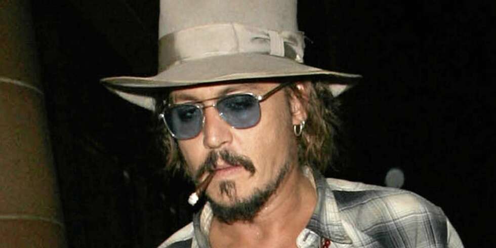 SKORSTEINS-JOHNNY: Stundom gnistrer hans øyne stygt - helst når pakka er tom. Johnny Depp er nikotinslave på sin hals. SKORSTEINS-JOHNNY: Stundom gnistrer hans øyne stygt - helst når pakka er tom. Johnny Depp er nikotinslave på sin hals.