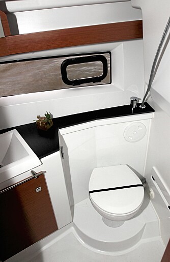 GREIT: I styrbord side er så toilettrommet plassert og her er grei nok plass med dusjmuligheter. GREIT: I styrbord side er så toilettrommet plassert og her er grei nok plass med dusjmuligheter.