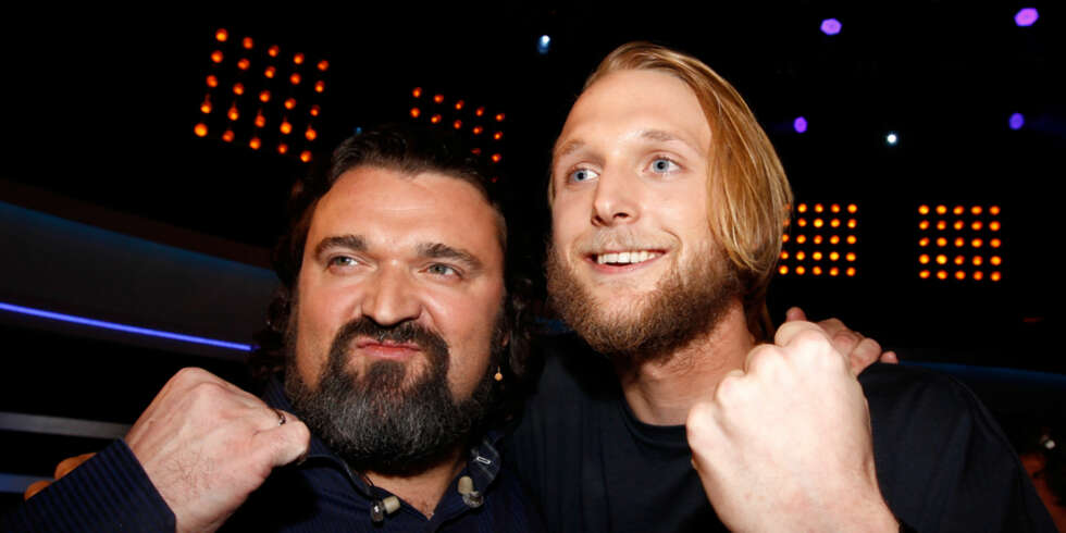 Idol-dommer Hans-Erik Dyvik Husby ga det utslåtte bursdagsbarnet Fredrik Klemp noen vennlige ord med på veien. Idol-dommer Hans-Erik Dyvik Husby ga det utslåtte bursdagsbarnet Fredrik Klemp noen vennlige ord med på veien.