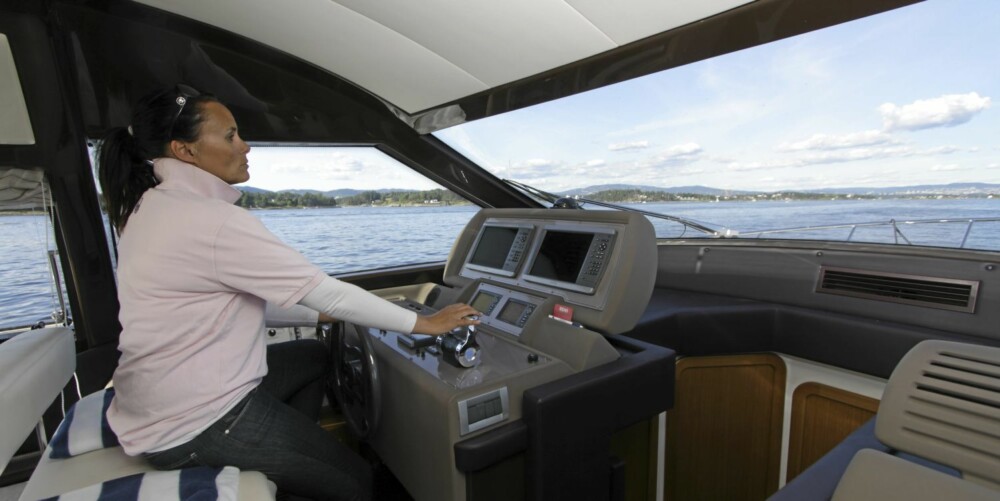 UTSIKT: Høyt plassert sete gir god sikt i alle retninger. Her hviler hånden på et par ZF-spaker. UTSIKT: Høyt plassert sete gir god sikt i alle retninger. Her hviler hånden på et par ZF-spaker.