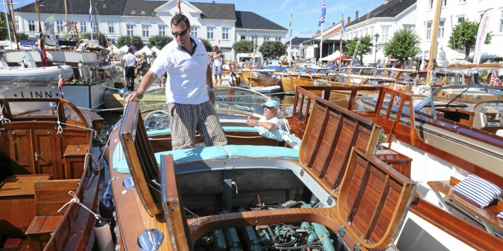 LYD: To V8-motorer fra Chrysler sørger for at det er mye godlyd i motorrommet. LYD: To V8-motorer fra Chrysler sørger for at det er mye godlyd i motorrommet.