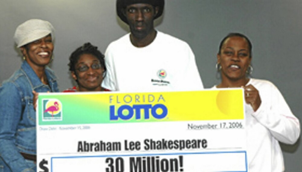 Digre Abraham Shakespeare poserer med familie og sjekk etter gevinsten i 2006. Digre Abraham Shakespeare poserer med familie og sjekk etter gevinsten i 2006.