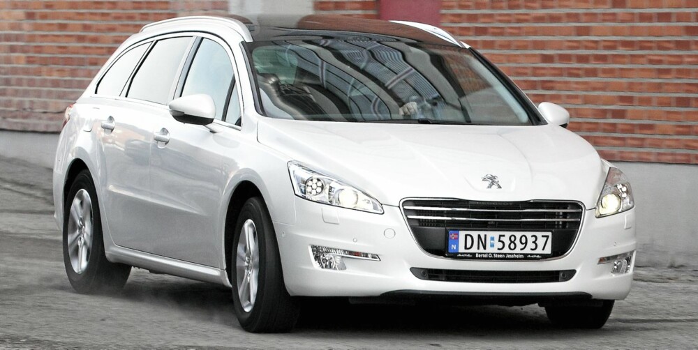 FINE LINJER: Peugeot 508 har alt forgjengeren 407 manglet. Den har lekkert utseende, men i motsetning til 407 har ikke designen gått på bekostning av plassen. FINE LINJER: Peugeot 508 har alt forgjengeren 407 manglet. Den har lekkert utseende, men i motsetning til 407 har ikke designen gått på bekostning av plassen.