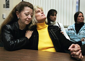 Judy Nemec (til v.), datter av ekteparet Stineman, omfavner politidetektiv Judy Elo, som etterforsket Stinemandrapene, etter at dommen er falt. Judy Nemec (til v.), datter av ekteparet Stineman, omfavner politidetektiv Judy Elo, som etterforsket Stinemandrapene, etter at dommen er falt.