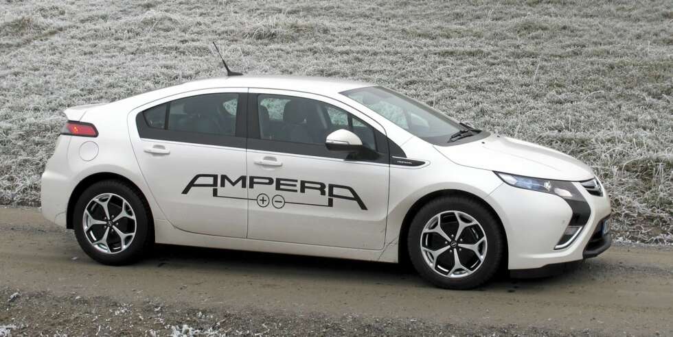 PLUSS OG MINUS: Opel kaller Ampera for en elbil med rekkeviddeforlengelse. Lader du hver gang du stopper, og kjører stort sett korte turer, er den en ren elbil. FOTO: Øyvind Jakobsen PLUSS OG MINUS: Opel kaller Ampera for en elbil med rekkeviddeforlengelse. Lader du hver gang du stopper, og kjører stort sett korte turer, er den en ren elbil. FOTO: Øyvind Jakobsen