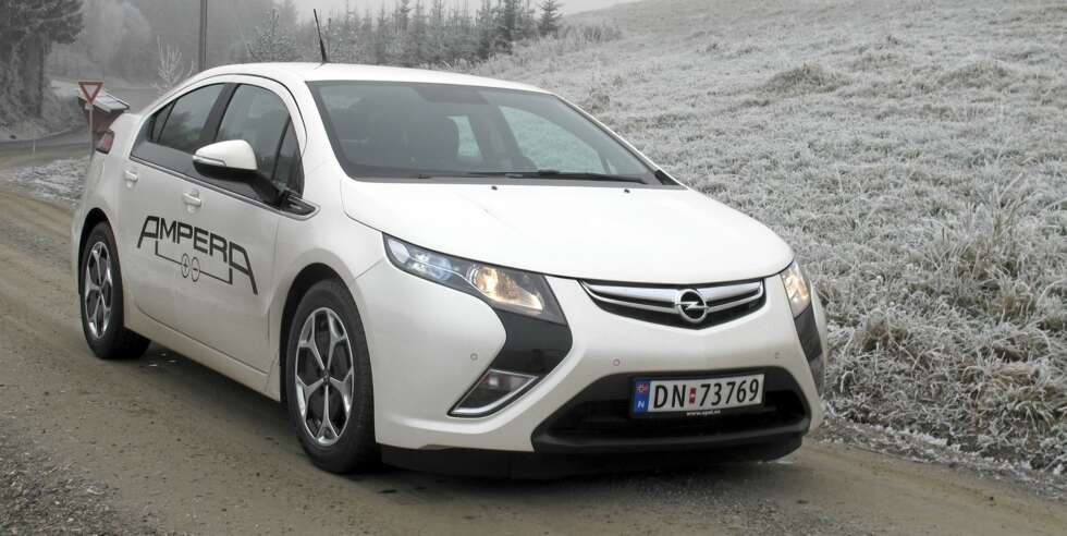 RUND: Aerodynamikken har til en viss grad diktert formene. Ampera er relativt lav, og de tunge delene av drivverket er plassert lavt og inn mot midten av bilen. FOTO: Øyvind Jakobsen RUND: Aerodynamikken har til en viss grad diktert formene. Ampera er relativt lav, og de tunge delene av drivverket er plassert lavt og inn mot midten av bilen. FOTO: Øyvind Jakobsen