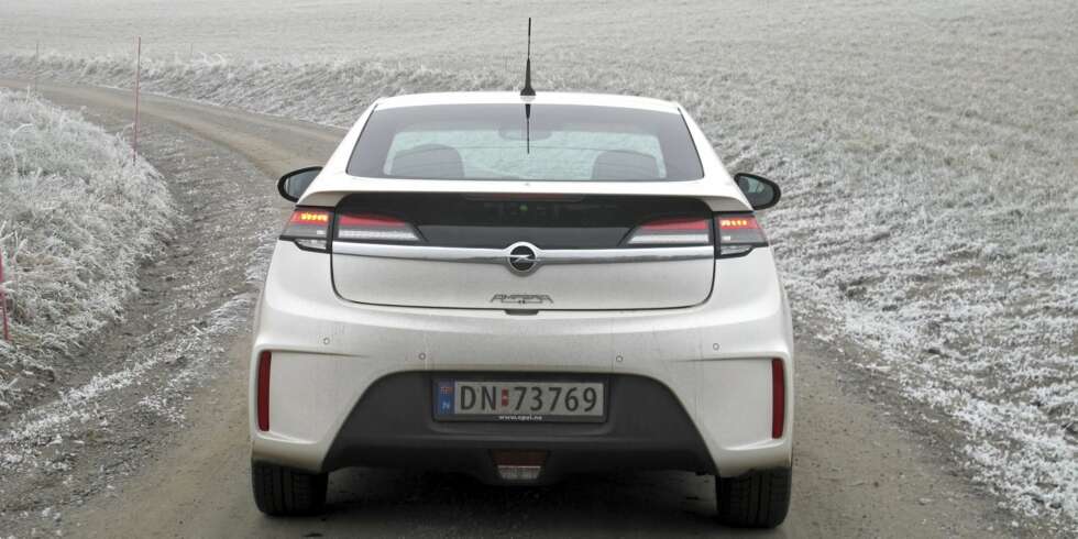 LETTKJØRT: På sitt beste får elmotor og batteri en forbrenningsmotor til å virke gammeldags. Det er lite støy i Ampera så lenge forbrenningsmotoren holder seg stille. FOTO: Øyvind Jakobsen LETTKJØRT: På sitt beste får elmotor og batteri en forbrenningsmotor til å virke gammeldags. Det er lite støy i Ampera så lenge forbrenningsmotoren holder seg stille. FOTO: Øyvind Jakobsen