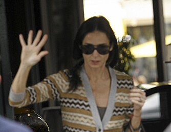 Demi Moore forlater en skjønnhetssalong, uten at hun kan sies å ha fått full valuta for pengene. Skuespilleren har sett triost og sliten ut etter at Ashtons utroskap ble allment kjent. Demi Moore forlater en skjønnhetssalong, uten at hun kan sies å ha fått full valuta for pengene. Skuespilleren har sett triost og sliten ut etter at Ashtons utroskap ble allment kjent.