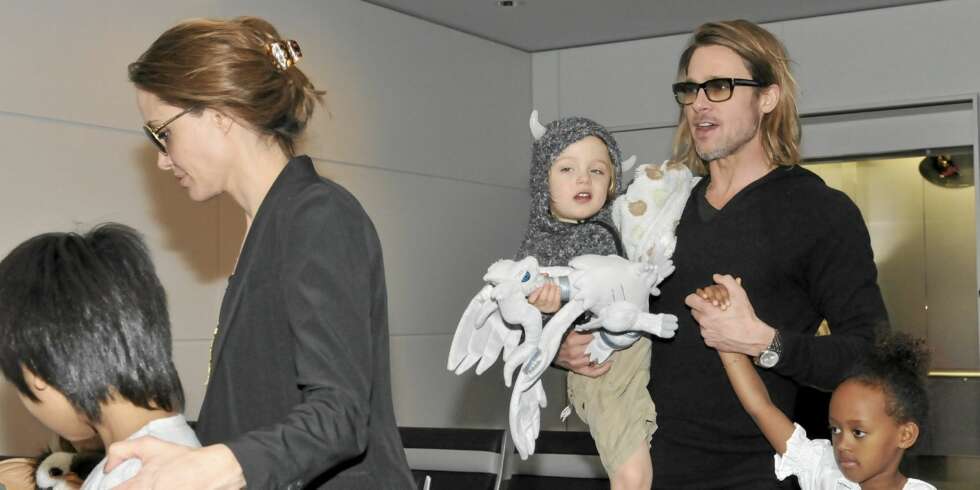 Angelina og partneren Brad Pitt har sønnen Maddox (10) fra Kambodsja, Pax (8) fra Vietnam og datteren Zahara (6) som er født i Etiopia, i tillegg til deres tre biologiske barn, datteren Shiloh (5) og tvillingene Knox og Vivienne (3). Angelina og partneren Brad Pitt har sønnen Maddox (10) fra Kambodsja, Pax (8) fra Vietnam og datteren Zahara (6) som er født i Etiopia, i tillegg til deres tre biologiske barn, datteren Shiloh (5) og tvillingene Knox og Vivienne (3).