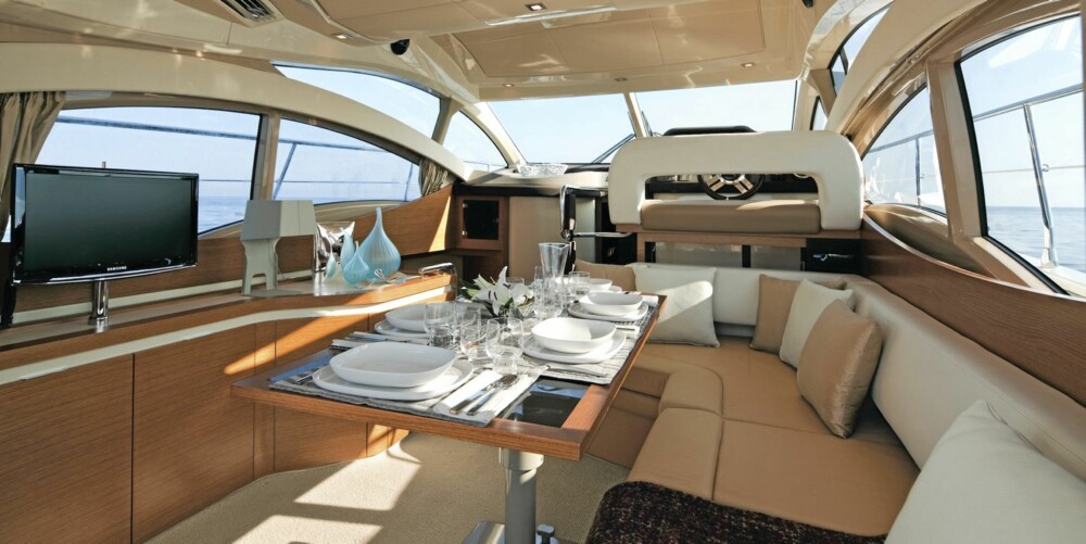 STORT: Azimut 40 er bygget for å gi deg storbåtfølelsen, noe utformingen av salongen er det beste eksempelet på. STORT: Azimut 40 er bygget for å gi deg storbåtfølelsen, noe utformingen av salongen er det beste eksempelet på.