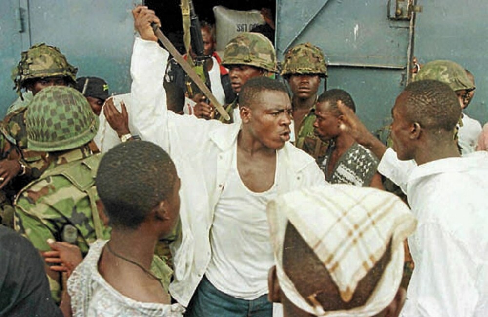 Joshua Blahyi viser sin aggressive side under borgerkrigen i Liberia. Blahyi ble tatt vekk fra moren rett etter fødselen og oppdratt av stammens eldste til å bli en kriger. Joshua Blahyi viser sin aggressive side under borgerkrigen i Liberia. Blahyi ble tatt vekk fra moren rett etter fødselen og oppdratt av stammens eldste til å bli en kriger.