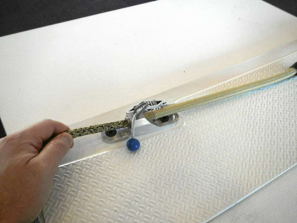 ENKEL: Denne smarte tekstil-låsen fra Cousin Trestec gjør det enkelt å gjøre fast for eksemepel et skjøte, samtidig som det kan løses ut nærmest uansett hvor du befinner deg om bord. ENKEL: Denne smarte tekstil-låsen fra Cousin Trestec gjør det enkelt å gjøre fast for eksemepel et skjøte, samtidig som det kan løses ut nærmest uansett hvor du befinner deg om bord.