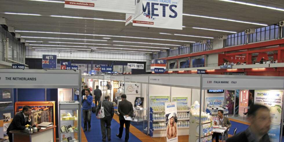 LUKKET MESSE: For 24. året på rad ble det internasjonale båtutstyrsfolket nylig trommet sammen tre dager under samme tak i Amsterdam. Dette er messen hvor både produsenter, oppfinnere, forhandlere og mange andre interesserte fra hele båtverden kommer sammen for å bestemme seg for hva de skal satse på fremover. LUKKET MESSE: For 24. året på rad ble det internasjonale båtutstyrsfolket nylig trommet sammen tre dager under samme tak i Amsterdam. Dette er messen hvor både produsenter, oppfinnere, forhandlere og mange andre interesserte fra hele båtverden kommer sammen for å bestemme seg for hva de skal satse på fremover.