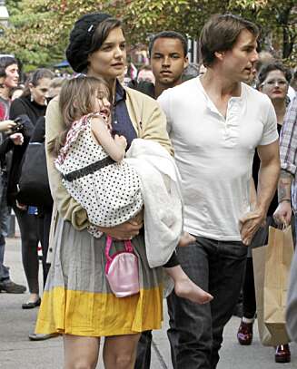 FJERDE HJUL PÅ TREHJULSSYKKELEN: Tom Cruise og Katie Holmes skal være mye mer opptatt av å pleie sitt forhold til datteren Suri enn adoptivsønnen Connor som gjerne følger noen skritt bak. FJERDE HJUL PÅ TREHJULSSYKKELEN: Tom Cruise og Katie Holmes skal være mye mer opptatt av å pleie sitt forhold til datteren Suri enn adoptivsønnen Connor som gjerne følger noen skritt bak.