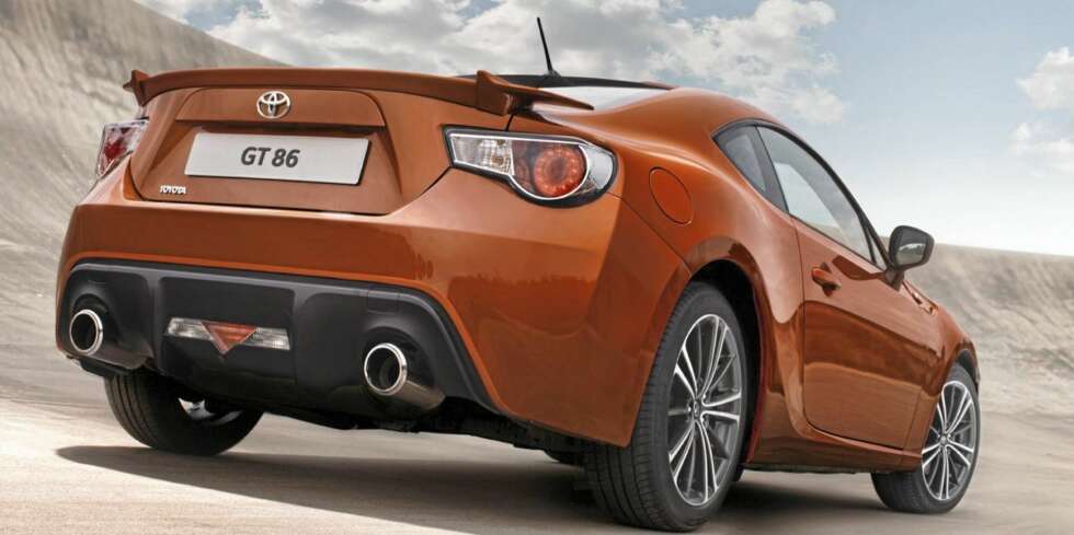 STYLING: GT 86 har sportslige detaljer som 17 tommers aluminiumsfelger, doble eksosrør og hekkspoiler. STYLING: GT 86 har sportslige detaljer som 17 tommers aluminiumsfelger, doble eksosrør og hekkspoiler.