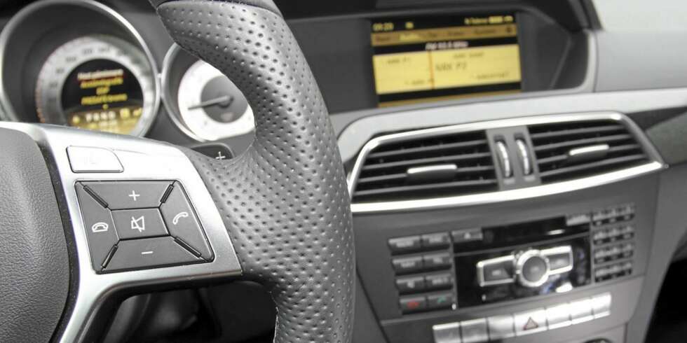 FINE DETALJER: Gode betjeningsløsninger generelt og girhendler på rattet i AMG utstyrspakke. FINE DETALJER: Gode betjeningsløsninger generelt og girhendler på rattet i AMG utstyrspakke.
