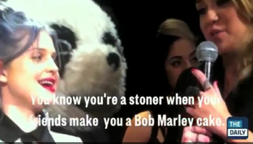 Miley Cyrus har fått rykte i vennekretsen som en storforbruker av marihuana. Kelly Osbourne (t.v.) ga venninnen en Bob Marley-kake på 19-årsdagen. Miley Cyrus har fått rykte i vennekretsen som en storforbruker av marihuana. Kelly Osbourne (t.v.) ga venninnen en Bob Marley-kake på 19-årsdagen.