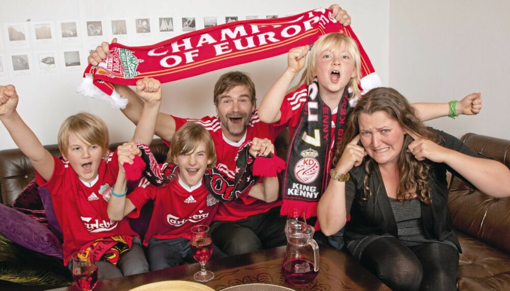 HOLDER IKKE UT: Når Adrian (f.v.), Patrik, Kenneth og Peter jubler for Liverpool-scoring, rister det i husveggen. Mamma Hege fortviler. HOLDER IKKE UT: Når Adrian (f.v.), Patrik, Kenneth og Peter jubler for Liverpool-scoring, rister det i husveggen. Mamma Hege fortviler.