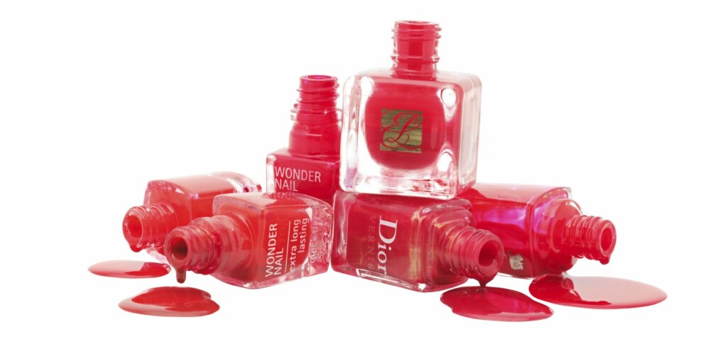 NEGLELAKKER I RØDT: 1. Max Factor, 11 Red Carpet Glam, kr 69. 2. Isadora, 726 Brick Red, kr 89. 3. Isadora, 644 Red Alert, kr 89. 4. Estée Lauder, 21 Pure Red, kr 215. 5. Dior, 651 Mervelle, kr 215. 6. Lancôme, nr. 103, kr 195. NEGLELAKKER I RØDT: 1. Max Factor, 11 Red Carpet Glam, kr 69. 2. Isadora, 726 Brick Red, kr 89. 3. Isadora, 644 Red Alert, kr 89. 4. Estée Lauder, 21 Pure Red, kr 215. 5. Dior, 651 Mervelle, kr 215. 6. Lancôme, nr. 103, kr 195.